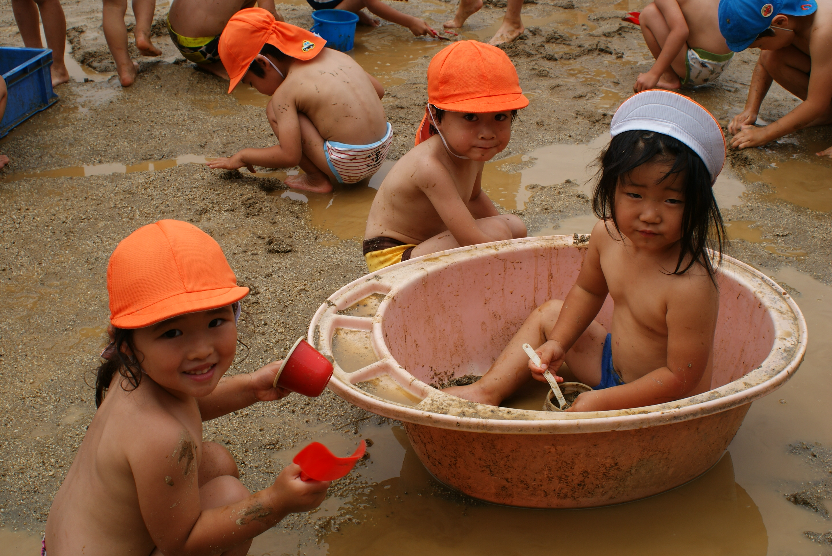 子ども 水遊び 裸